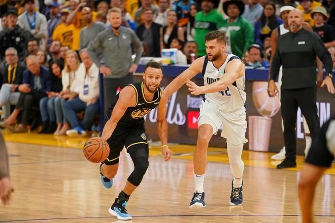 黄政宇慢半拍，王大雷黄油手，国足提前出局，球迷批伊万3宗罪！.